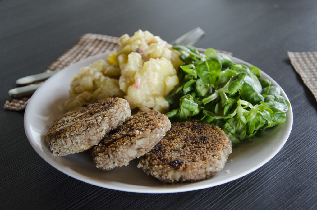 Bouletten vegan mit Kartoffelsalat und Ackersalat