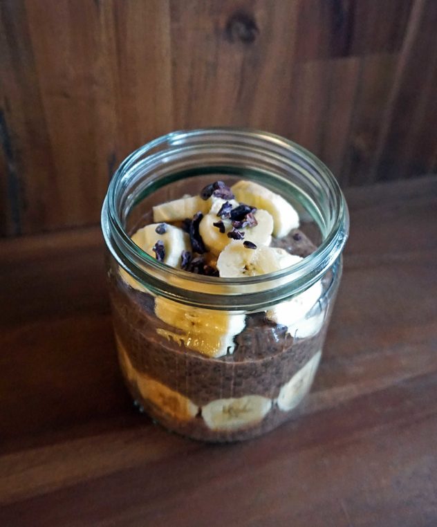 Schokoladiger Chia-Pudding mit Banane, Frühstück im Glas