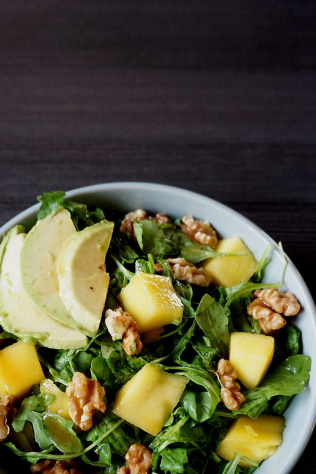 Rucolasalat mit Mango, Avocado und Walnüssen - Friede, Freude, Apfelkuchen